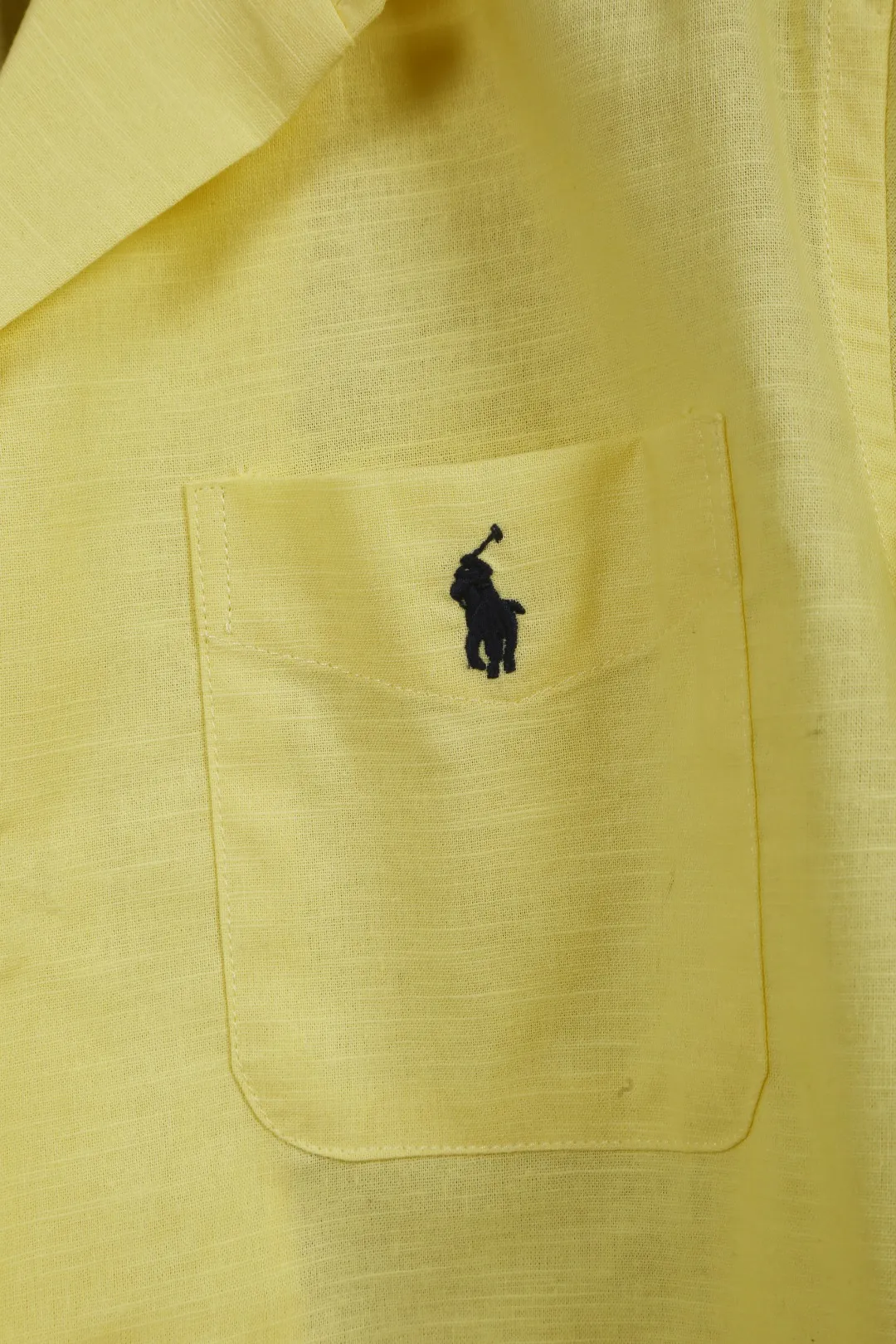 P230 Actual photo [High-end quality] Style number: 25055# Color: Navy blue/off-white/ice blue/light pink/chicken yellow/khaki Size: S to XL - Ralph Lauren/Ralph Lauren 25SS Summer popular high-quality old money style Cuban collar pocket style short-sleeved linen couple shirt - ingeniously restored 95% cotton blended bamboo linen, pre-washed, tight and soft texture ✅ - 100% restored workmanship Complete professional shirt with embedded clips in bifurcated sleeves, top button earrings ✅ - Custom dyed original pearlescent white buttons with different sizes ✅ - Special shaped chiffon foil inside the collar door tube, which is not easy to deform and pull ✅ - Ralph Lauren/linen pocket style short-sleeved shirt. It is different from the classic style and has a niche style. It perfectly combines comfort and high-end. An indispensable piece in summer. It is both cool and textured. It is the king of ins style with every snap. It can be used for commuting and vacationing. There’s no pressure to switch between different styles, and the classics never go out of style.